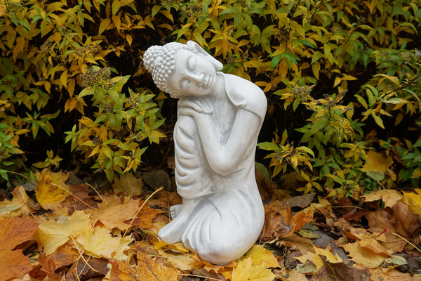 Statue eines knieenden Buddhas
