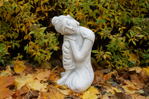 Statue d'un bouddha agenouillé
