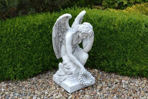 Statue d'ange sur socle