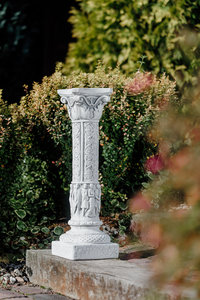 Grande colonne de style gréco-romain