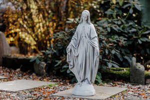 Steinfigur Madonna stellt heilige Mutter Maria dar SA0680
