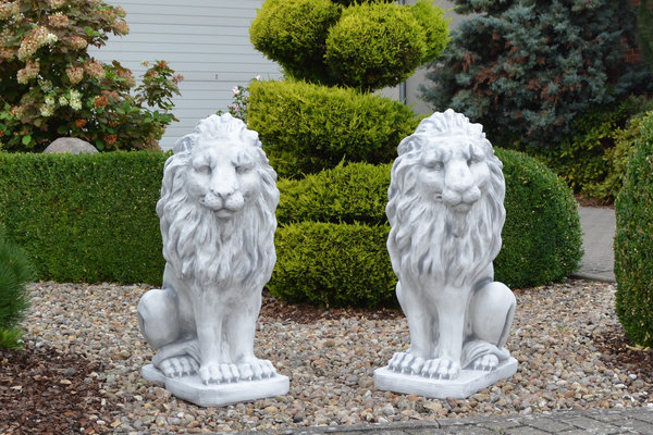 Großes Löwen-Paar Leo als repräsentative Torwächter