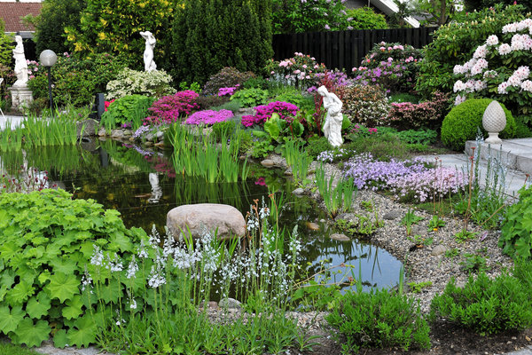Impressive garden decoration for green oases in different styles
