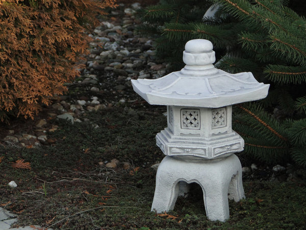 Ein Highlight: japanische Oki-gata-Steinlaterne