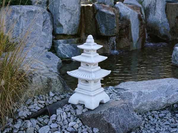 Steinlampe in Form einer japanischen Pagode