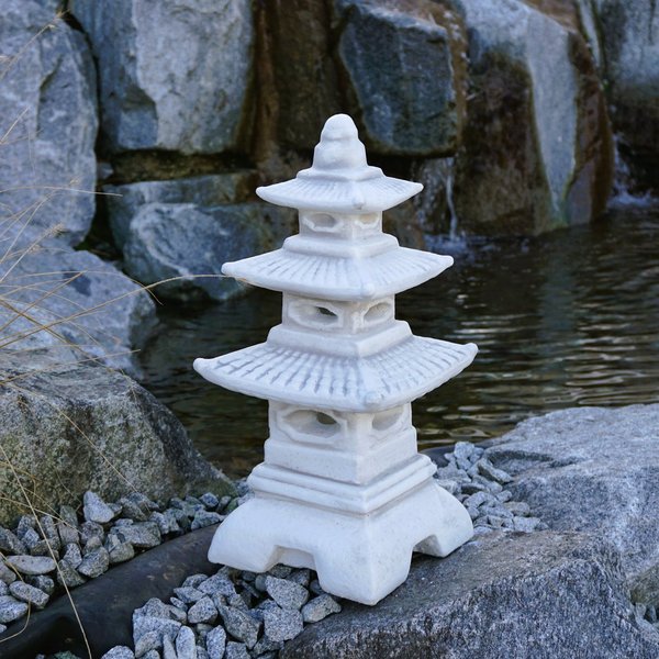 Steinlampe in Form einer japanischen Pagode