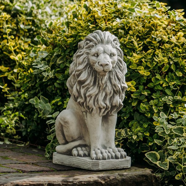 Löwen-Statue mit Blickrichtung rechts