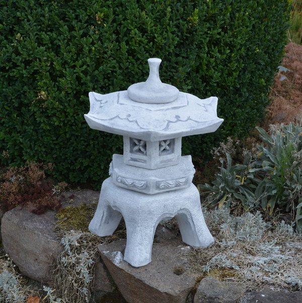 Lanterne japonaise en pierre de style Oki-gata