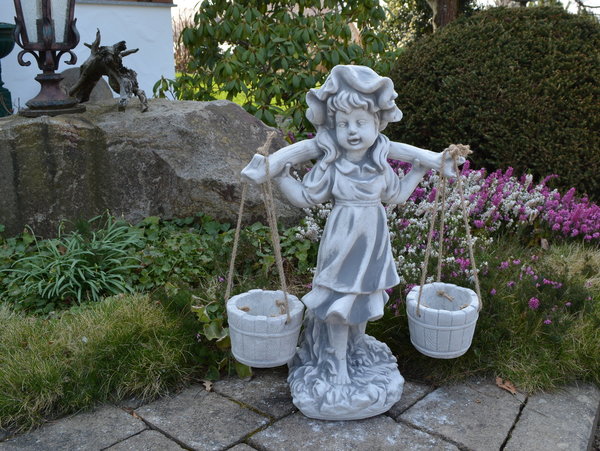 Mädchen-Figur mit Blumenampel