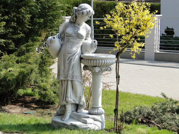 Statue Frau mit Vogeltränke