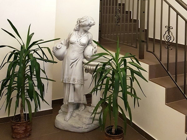 Statue einer Frau mit Vogeltränke