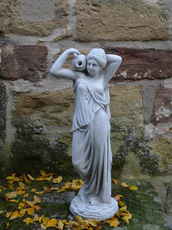 Imposante Frauen-Statue mit Wasserkrug