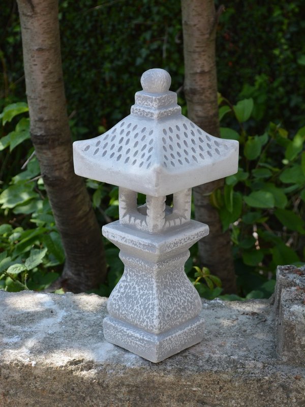 Tachi-gata-Steinlampe: Sinnbild für asiatische Kultur