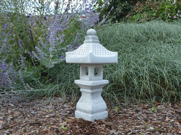 Tachi-gata-Steinlampe: Sinnbild für asiatische Kultur