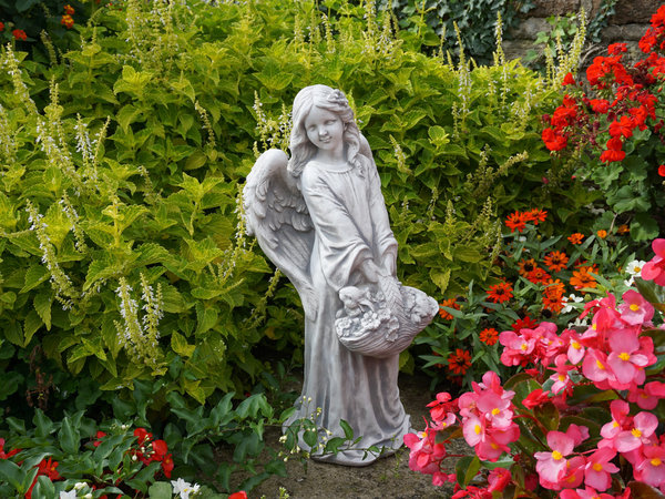 Entzückender Engel mit Blumenkorb