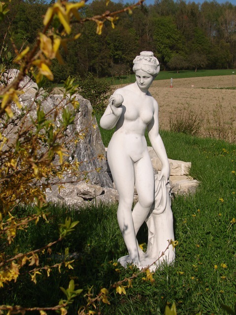 Statue Venus mit Apfel
