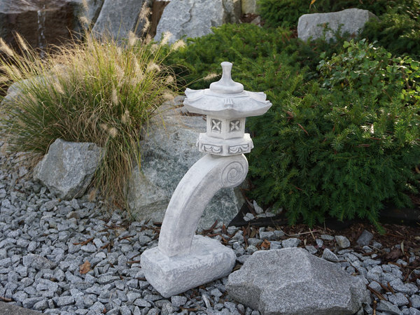 Formschöne japanische Rankei-Steinlaterne