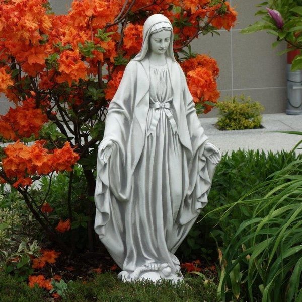 Impressive statue of Mary is reminiscent of historical models