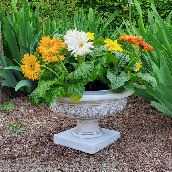 Flower bowl in oak leaf design
