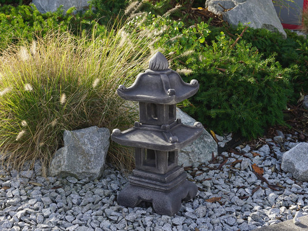 Zweistöckige japanische Steinpagode