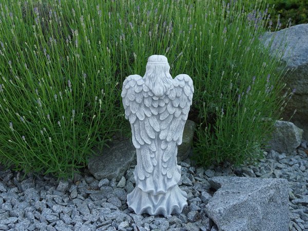 Engel-Figur mit kleinem Vogel im Schoß