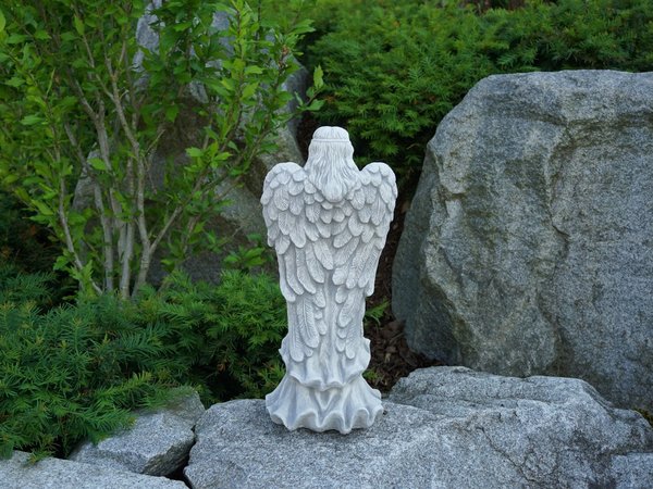 Engel-Figur mit kleinem Vogel im Schoß