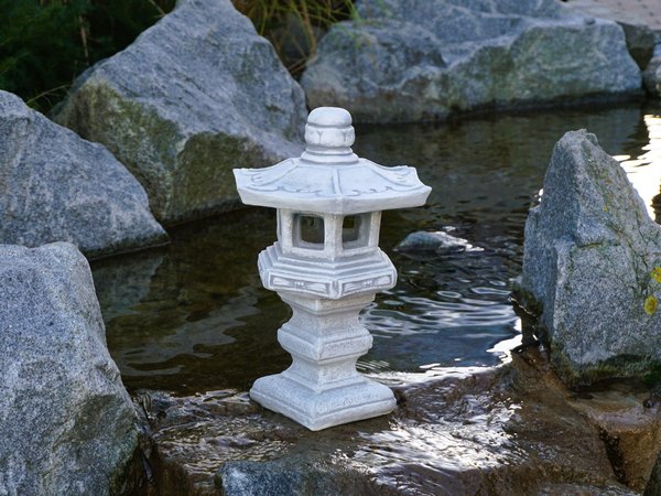 Japanische Tachi-gata-Steinlampe
