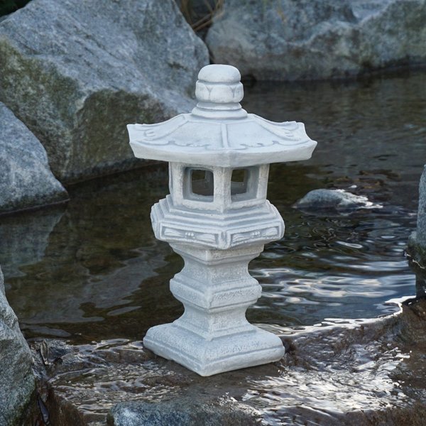 Japanische Tachi-gata-Steinlampe