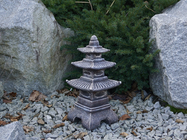 Japanische Steinpagode in antikem Stil