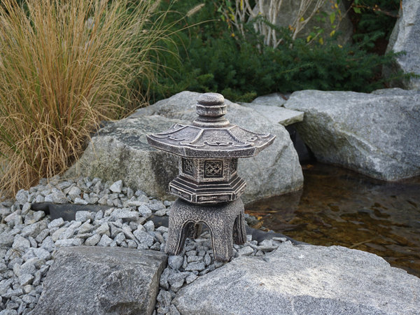 Oki-gata-yukimi: japanische Steinlaterne im antiken Stil