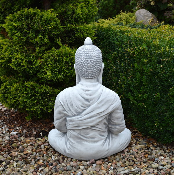 Riesige Buddha-Statue ziert Garten oder Terrasse