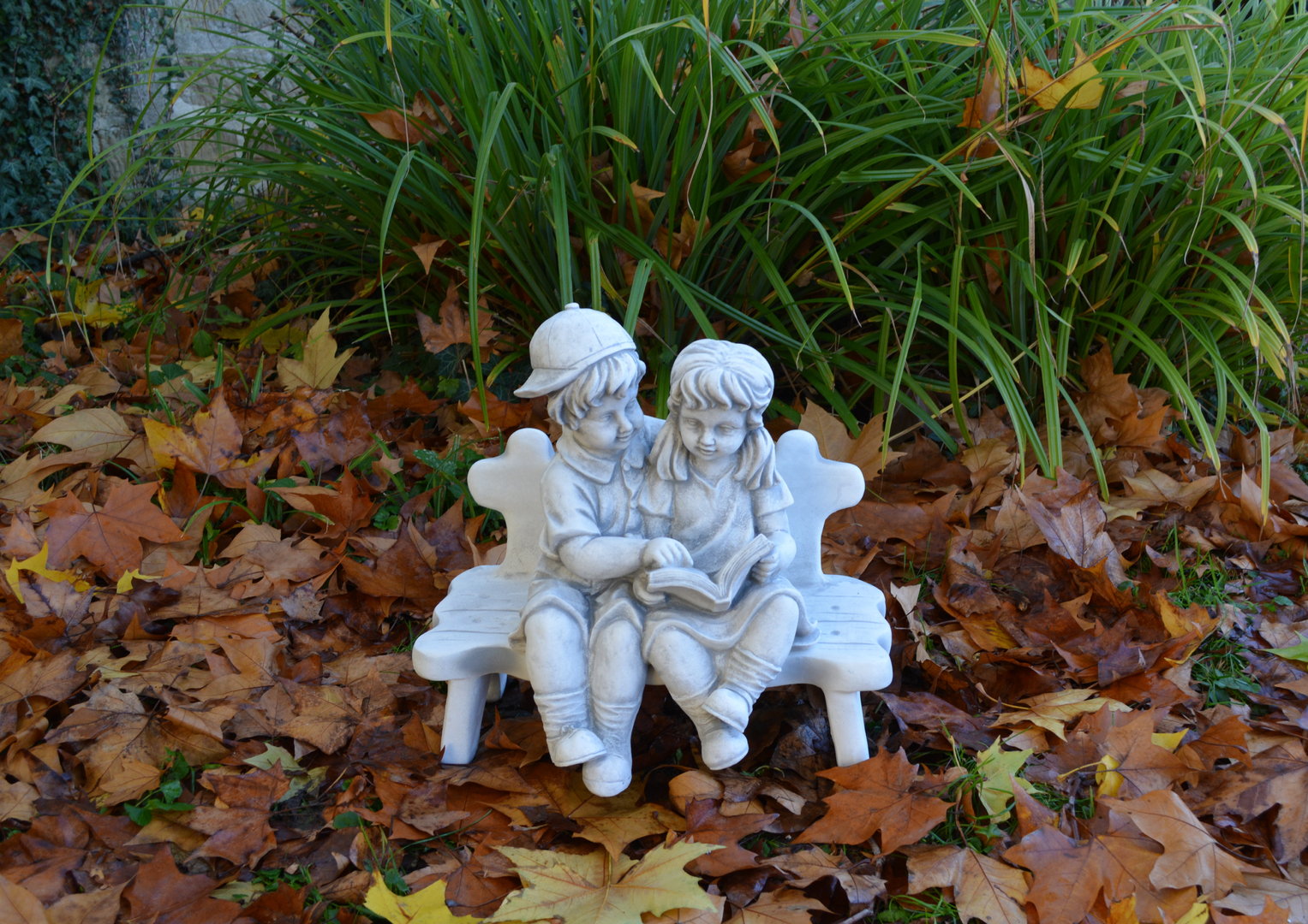Massive Steinfigur Mädchen und Junge mit Bank Gartenfigur Steinguss frostfest 
