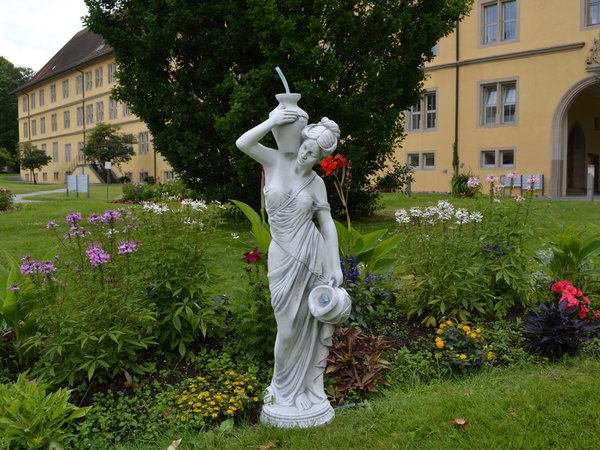 Statue Maia mittel