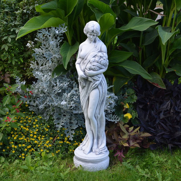 Statue Frau Motiv Frühling