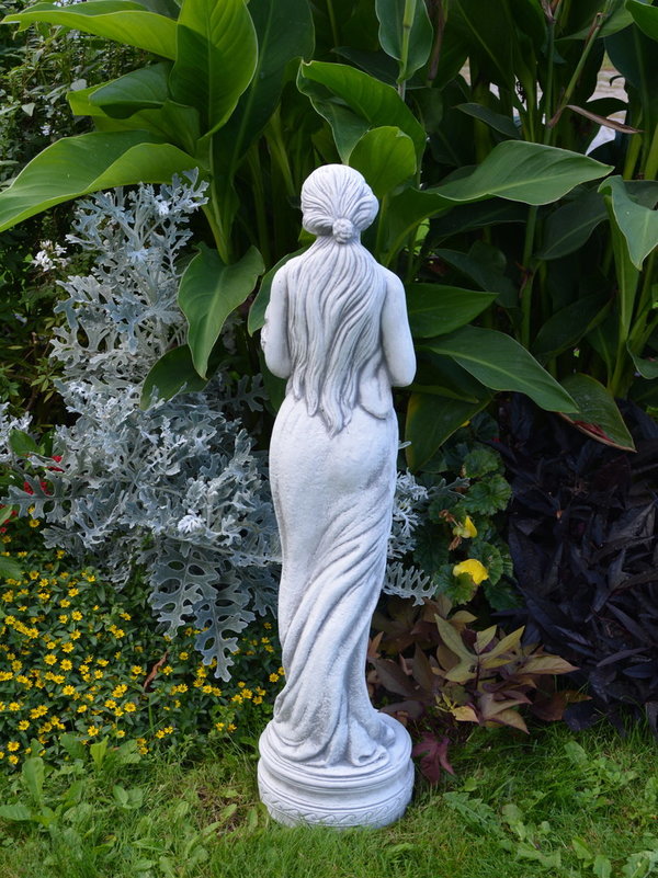 Bildschöne Frauen-Figur mit prächtigen Blumen