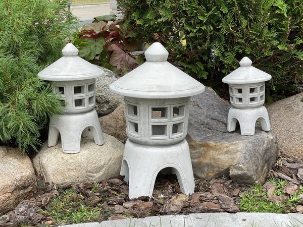 Set mit drei japanischen Oki-gata-Steinlaternen