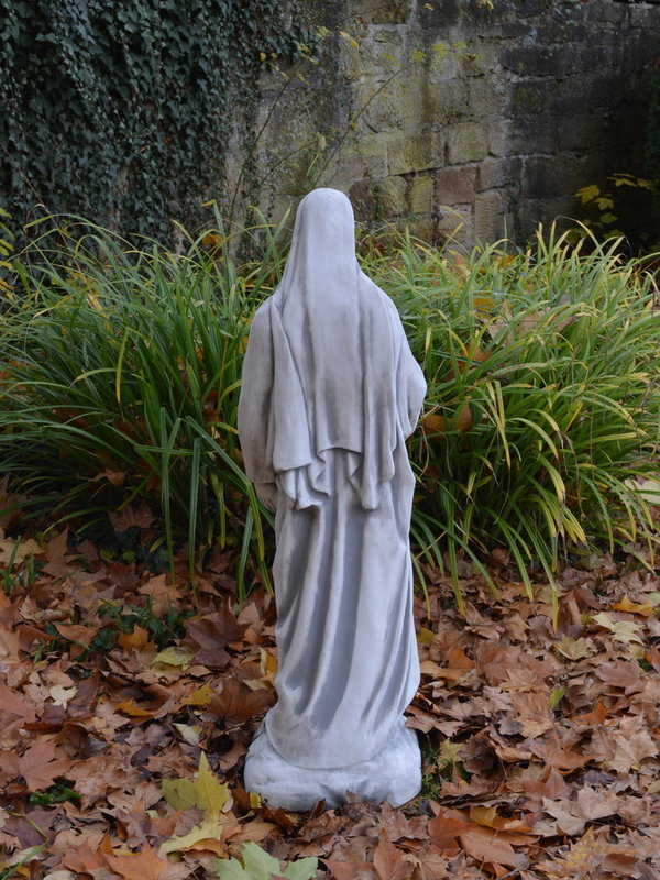 Stein-Statue der Heiligen Maria