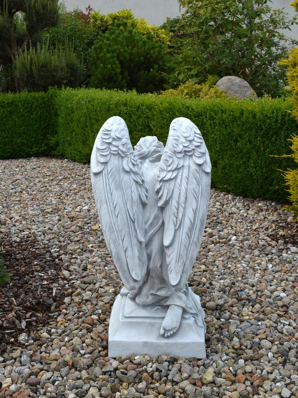 Engel Statue auf Sockel