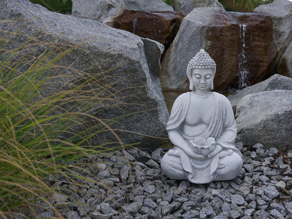 Buddha-Figur mit einer Schale in den Händen