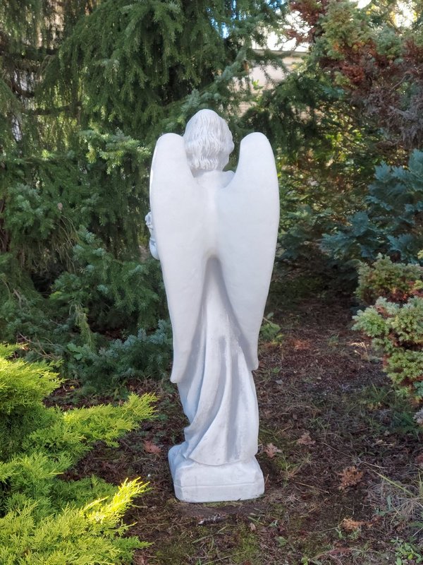 Große Engel-Statue auf stabilem Sockel