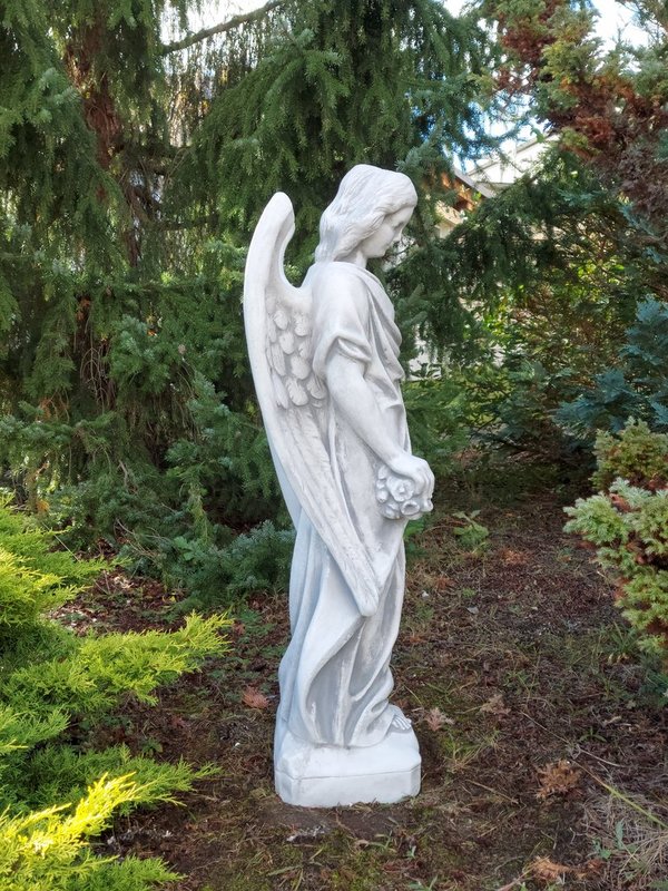 Engel Statue groß auf Sockel