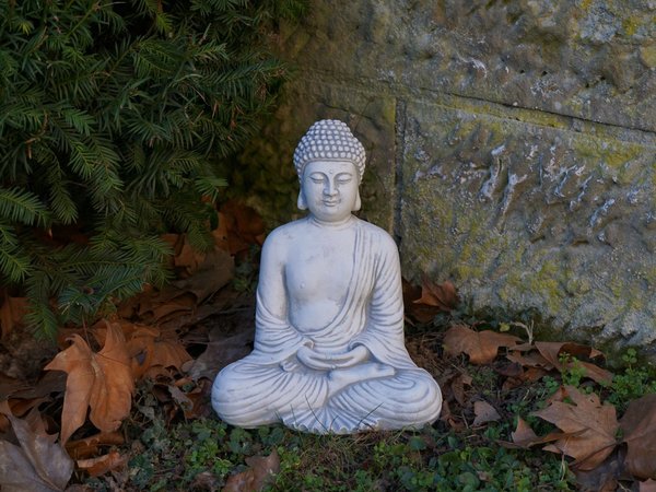 Kleine Buddha-Figur in tiefer Mediation