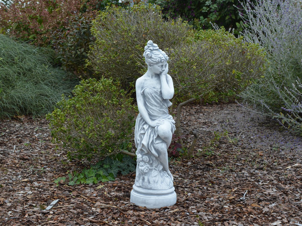 Frauen-Statue mit kunstvoll drapiertem Kleid