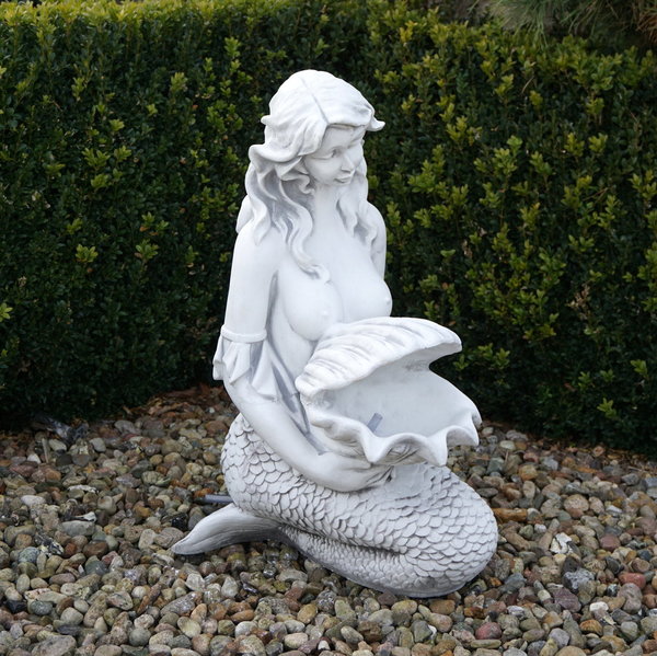 Statue d'une sirène avec une gargouille