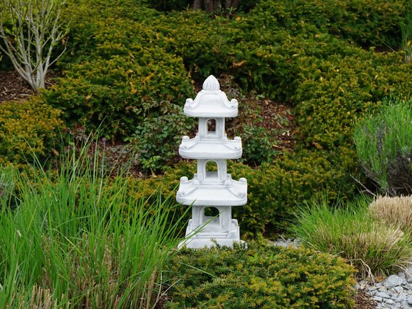 Dreistöckige japanische Steinpagode