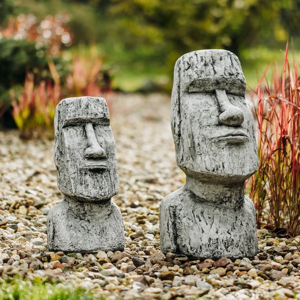 Set mit zwei Moai-Stein-Statuen