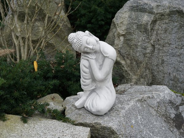 Statue of a kneeling Buddha