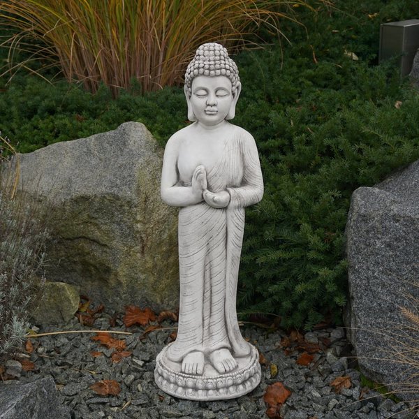 Große Buddha-Statue mit erhobener rechter Hand