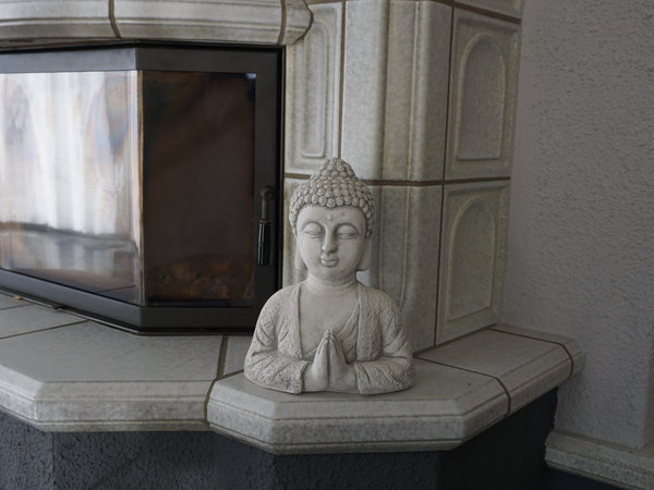 Buste de bouddha au geste de namaste