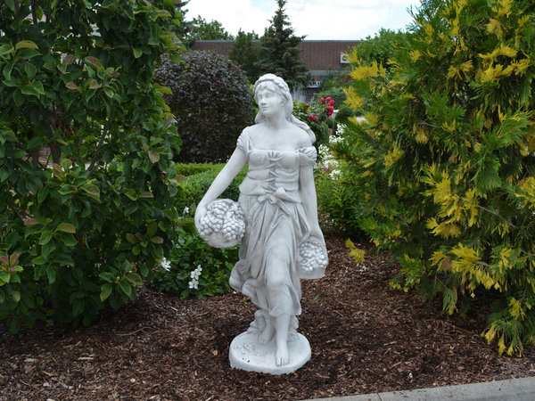 Statue einer Frau bei der Weinlese